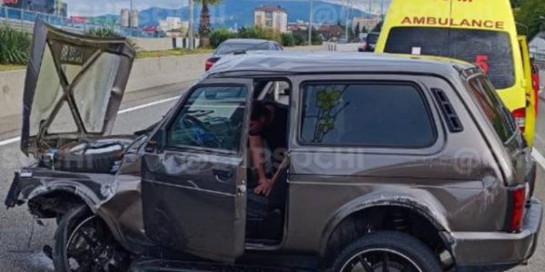 В Сочи пассажир «Нивы» перевернул машину, в шутку дернув руль на полном ходу