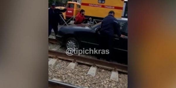 В Краснодаре легковушка вылетела на трамвайные пути на Московской