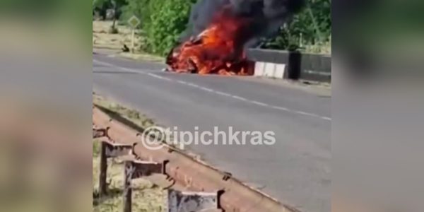 В Павловском районе «семерка» врезалась в ограждение и сгорела