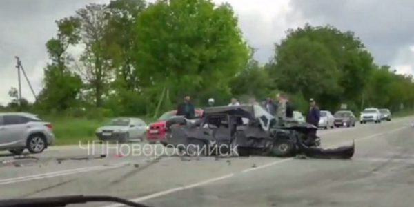 В Анапе после ДТП одна иномарка перевернулась на бок, а вторая превратилась в груду металла