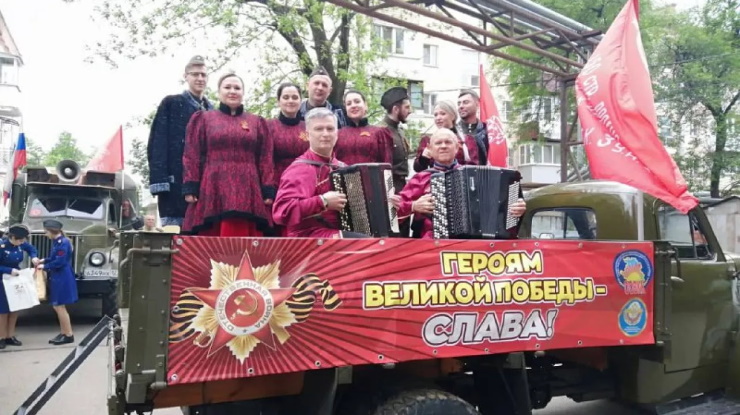 В Краснодаре во дворах домов с Днем Победы концертами поздравили 140 ветеранов