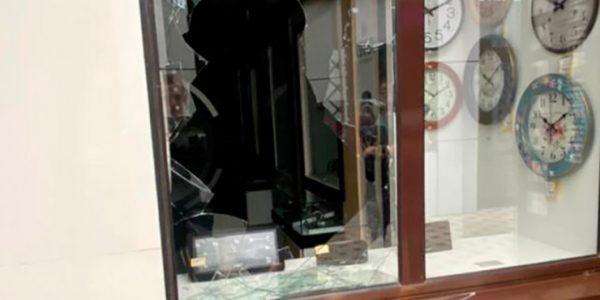 В Краснодаре дебошир разбил камнем окно и залез на крышу магазина