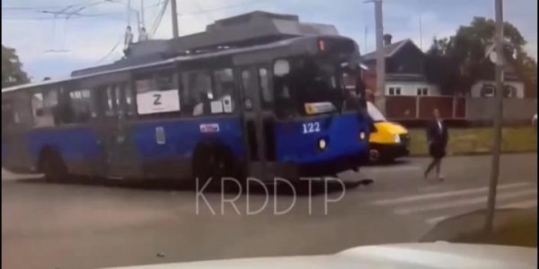 Видео: момент гибели девочки-подростка в Краснодаре под колесами троллейбуса