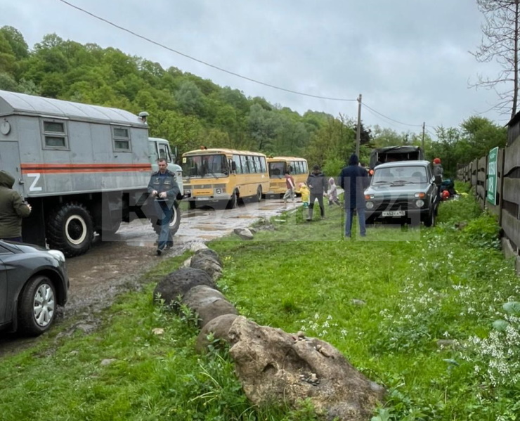 В горах Мостовского района на автомобилях эвакуировали 50 туристов
