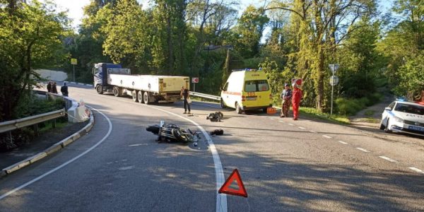 В Сочи мотоциклист на горном серпантине врезался в фуру и погиб
