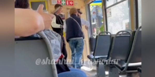 В Краснодаре двое мужчин и пенсионерка устроили драку в трамвае