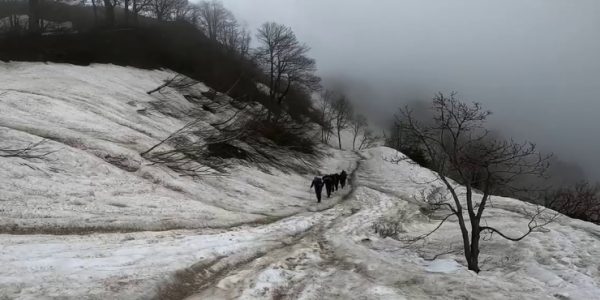 В Сочи спасатели помогли двоим туристам спуститься с заснеженной скалы на горе Ачишхо