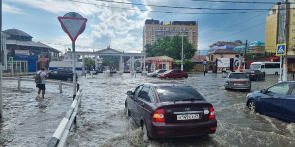 В Анапе из-за сильного ливня подтопило набережную в Витязево