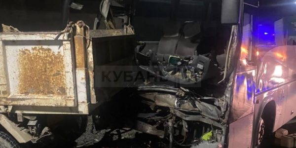 В Сочи экскурсионный автобус в тоннеле врезался в самосвал, есть пострадавшие