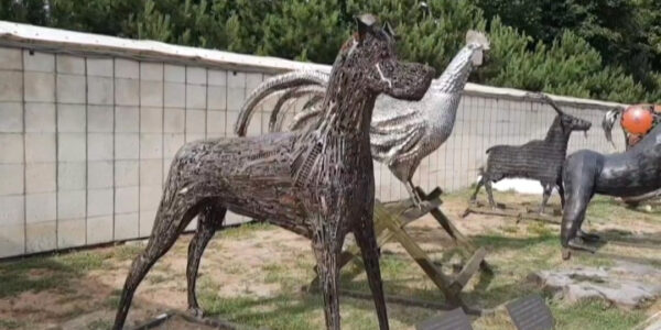 В Анапе открылась выставка металлических скульптур «Восточный календарь или сказки железного лома»