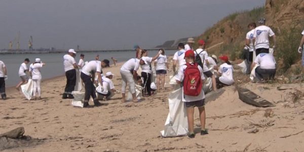 В Темрюкском районе более 150 волонтеров очистили пляж в рамках акции «Вода России»