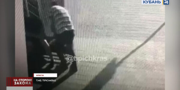В Анапе мужчина ограбил спавшего на скамейке туриста