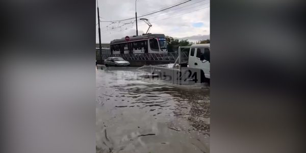 В Краснодаре после дождя снова подтопило улицу Московскую