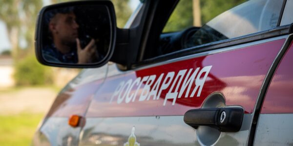 В Новороссийске пьяный парень разбил окно в автомобиле, чтобы поспать в нем