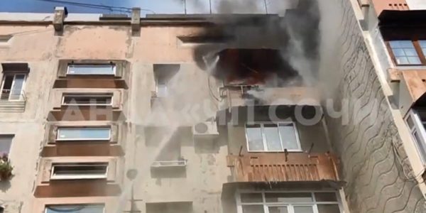 В Сочи во время пожара из пятиэтажки эвакуировали 27 жильцов