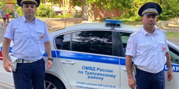 В Туапсе полицейские помогли мужчине, который рассек руку разбитым зеркалом