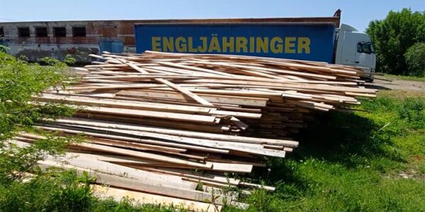 В Краснодарском крае инспекторы ГИБДД остановили фуру с нелегальной партией древесины