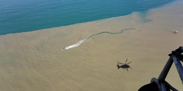 В Сочи спасатели с вертолета обследовали участок длиной 40 км в поисках унесенных в море людей