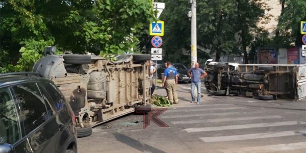 В Краснодаре на перекрестке перевернулись грузовик и микроавтобус