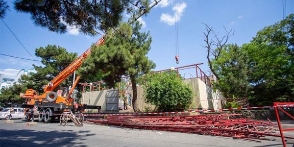 В Анапе начали сносить трехэтажный самострой возле Центра культуры «Родина»