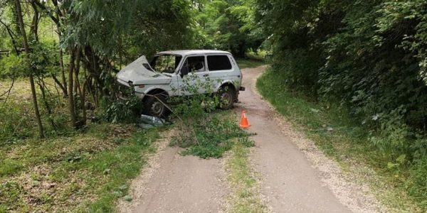 В Лабинском районе водитель без прав вылетел с дороги и врезался в дерево