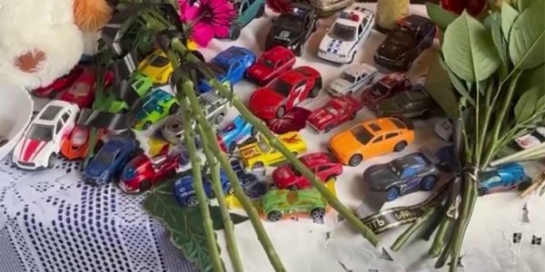 Жители Краснодара несут цветы и игрушки к месту прощания с убитым 5-летним мальчиком