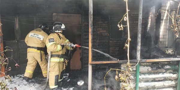 В Кавказском районе на частном подворье сгорел гараж