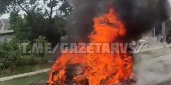 В Динском районе на обочине дороги сгорел автомобиль