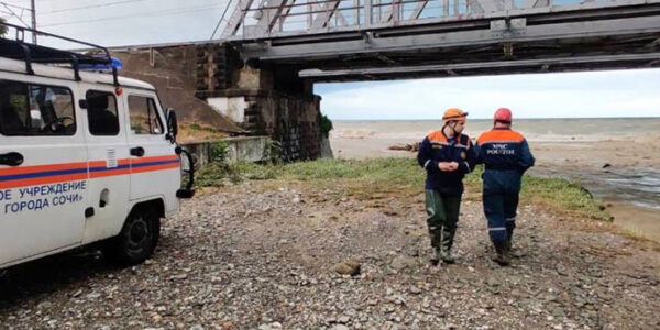 Спасенный в Сочи 43-летний турист рассказал о том, как поток воды унес в море две машины