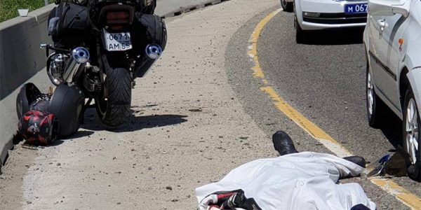 В Туапсинском районе мотоциклист на встречке врезался в Lada Granta и погиб