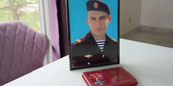 В Сочи родителям погибшего в спецоперации на Украине матроса вручили Орден мужества
