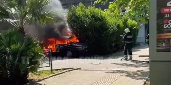 В Сочи сгорела отечественная легковушка