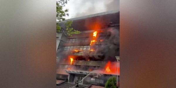 В Москве произошел крупный пожар в бизнес-центре, в здании заблокированы люди