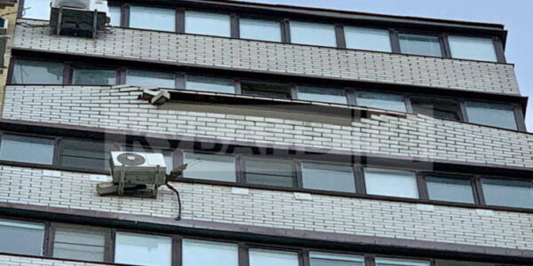 В Краснодаре во время града три балкона новостройки обрушились на припаркованные автомобили
