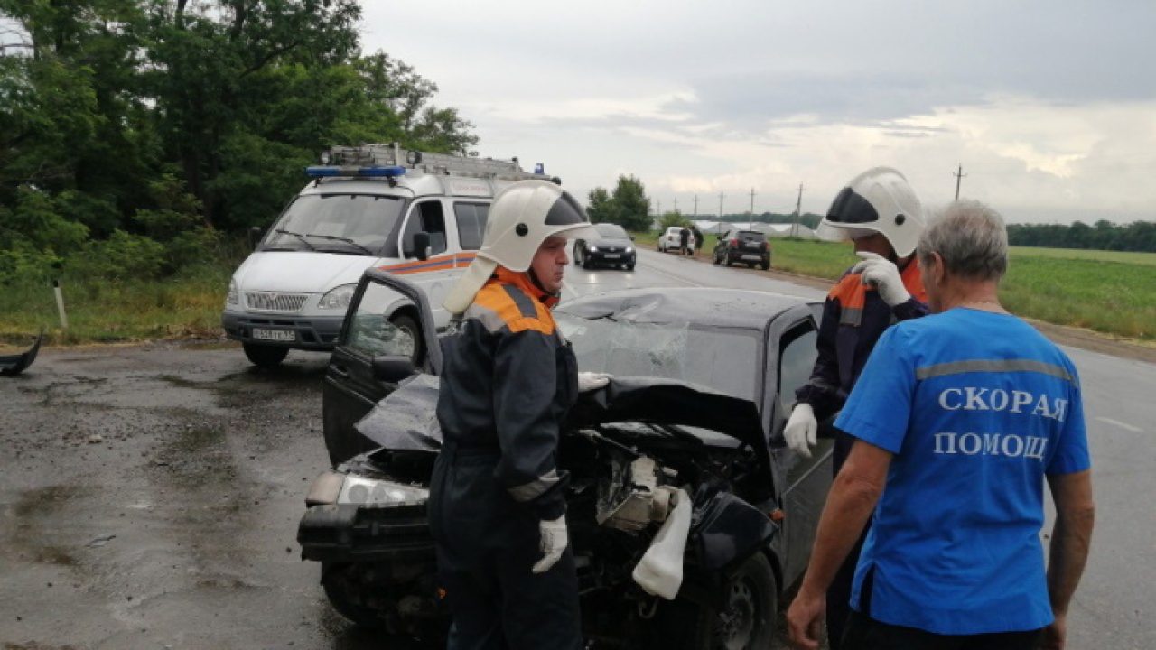 В Краснодарском крае в ДТП с грузовиком пострадали 6 человек, в том числе 4  подростков - 16 июня, 2022 Все новости, Происшествия «Кубань 24»