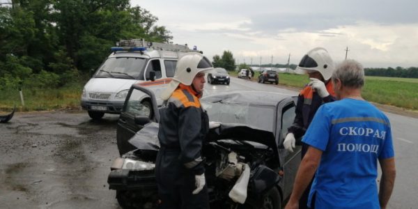 В Краснодарском крае в ДТП с грузовиком пострадали 6 человек, в том числе 4 подростков