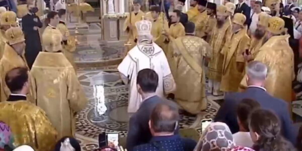 Патриарх Кирилл объяснил свое падение в храме Новороссийска