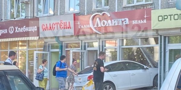 В Краснодаре водитель иномарки потерял сознание и врезался в магазин нижнего белья