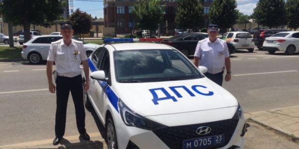 В Краснодаре полицейский помог застрявшей в пробке роженице добраться в больницу