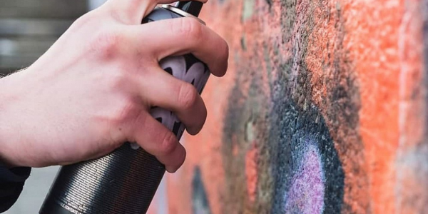 В Краснодаре нашли граффитистов, оставивших надписи на стенах на улице Карасунской
