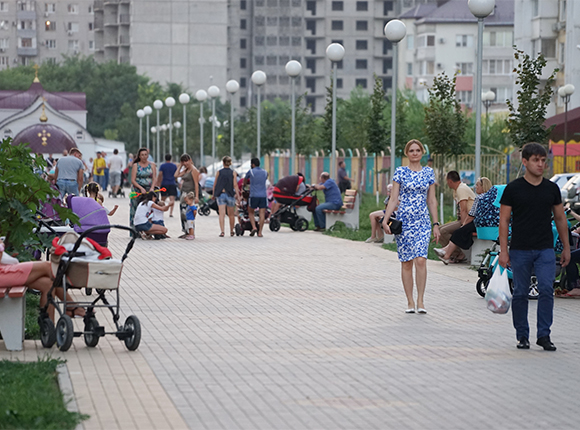 Краснодар мигранты детская площадка. Жители Краснодара фото.