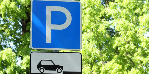 В Краснодаре для аварийных работ временно перекроют часть парковки на Красных Партизан