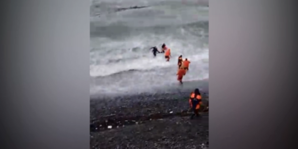 Появилось видео спасения туриста, унесенного в море на автомобиле в Сочи