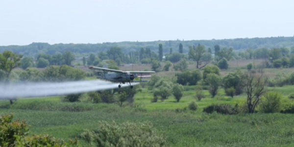 Над водоемами Усть-Лабинского района с самолета распылили средство от комаров