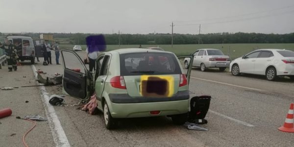В Краснодарском крае в ДТП с автомобилем спасателей пострадали двое детей, их мать погибла