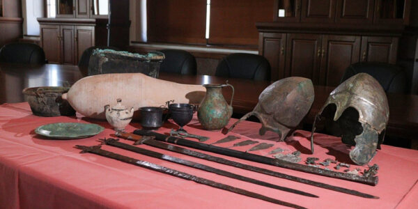 ФСБ передала музею «Фанагория» артефакты, изъятые у «черных копателей»