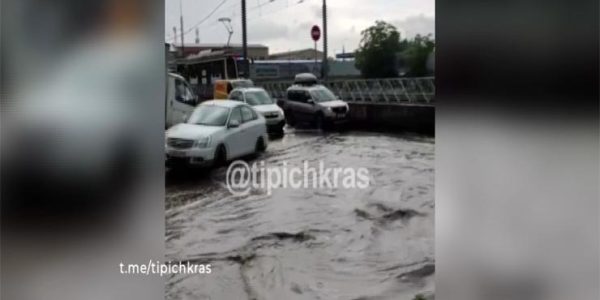 Непогода на Кубани: из-за ливня снизилась видимость на дорогах
