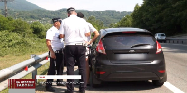 В Сочи госавтоинспекторы во время рейда по тонировке оштрафовали 11 водителей