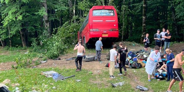 В Апшеронском районе автобус со студентами снес 4 легковушки и врезался в дерево
