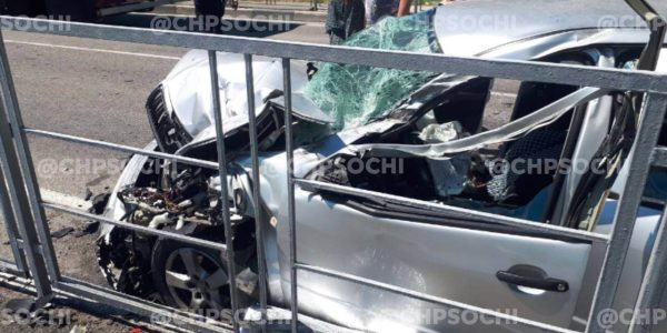 В Сочи на трассе в массовом ДТП с фурой пострадал водитель легковушки